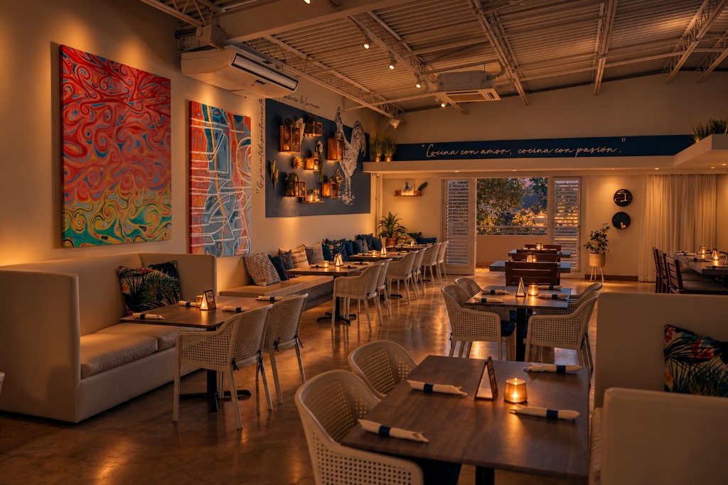 PyP dining room in the evening